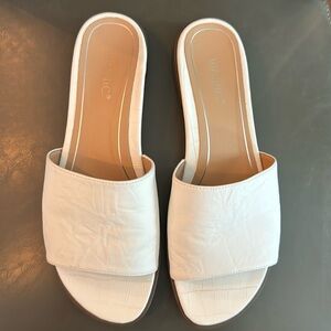 Vionic brand white textured slide, size 7.5